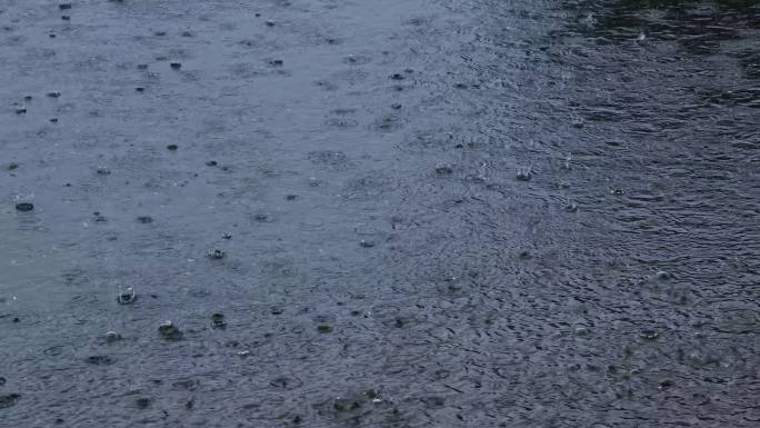 雨水落到地面上