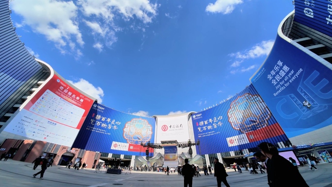 2024上海进博会延时人流穿梭现场实拍新