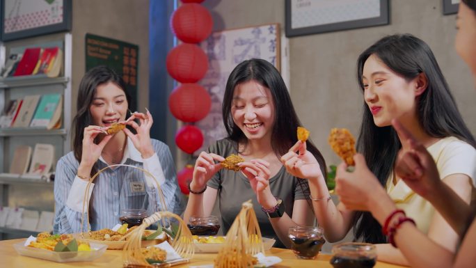 闺蜜聚餐吃炸鸡