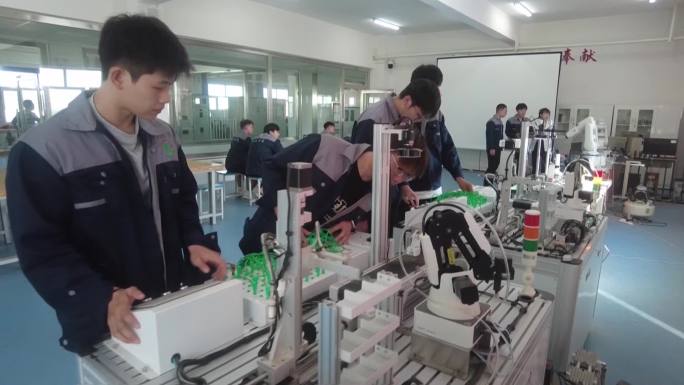 技校学生学习机械臂遥控线路安装