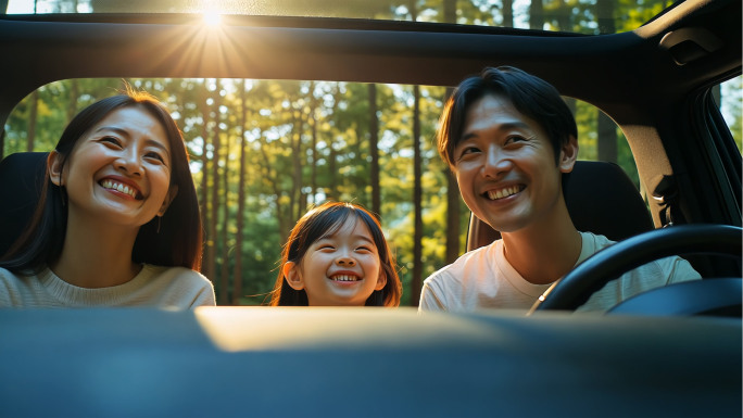 汽车行驶旅行一家人