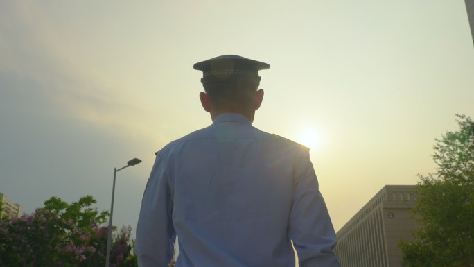 4K民警背影向光而行