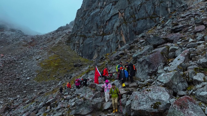 长穿毕徒步翻越垭口徒步穿越四姑娘山