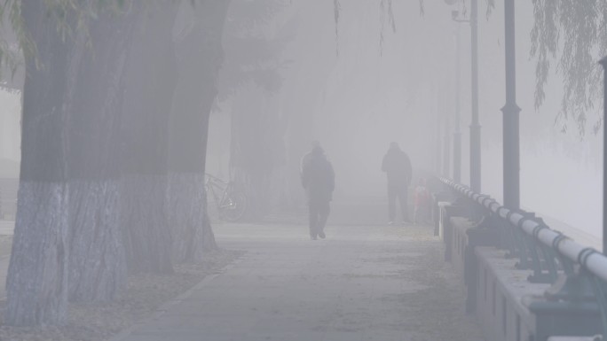 雾霾天气下 行人在雾霾中行走