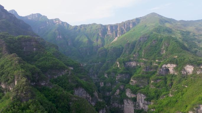 大凉山深处山谷远望龙头山