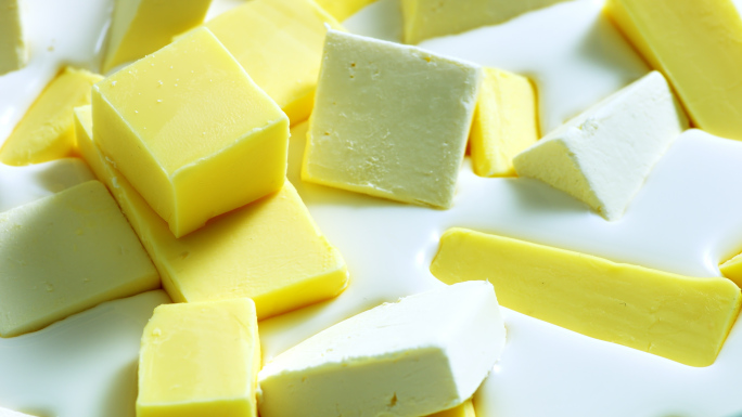 很多黄油块被牛奶淹没