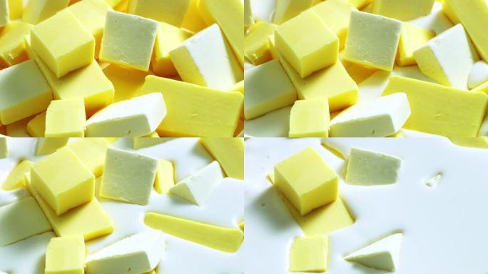 很多黄油块被牛奶淹没
