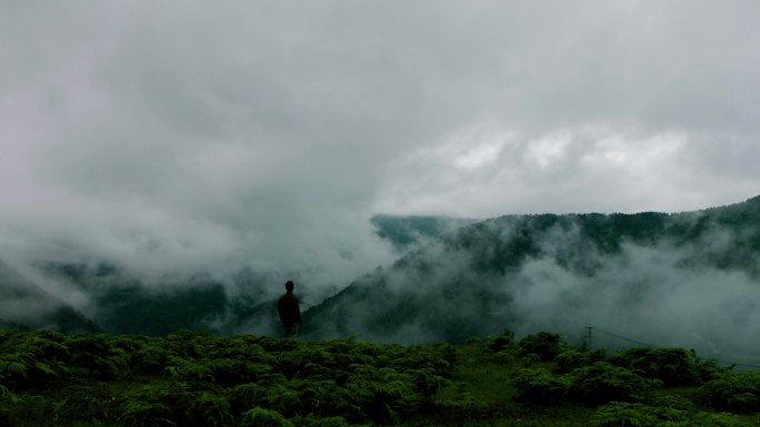 人物行走 山林云层 眺望远方 登高望远