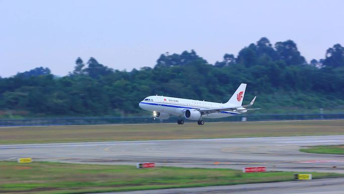 民航客机缓缓降落着陆实拍