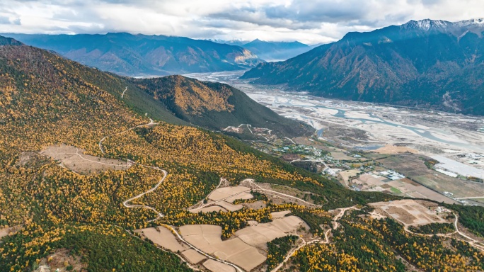 西藏林芝市巴宜区比日神山秋色航拍雪山延时