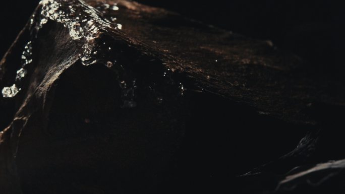 天然矿泉水白酒酿造酒液流动岩石意境洞穴