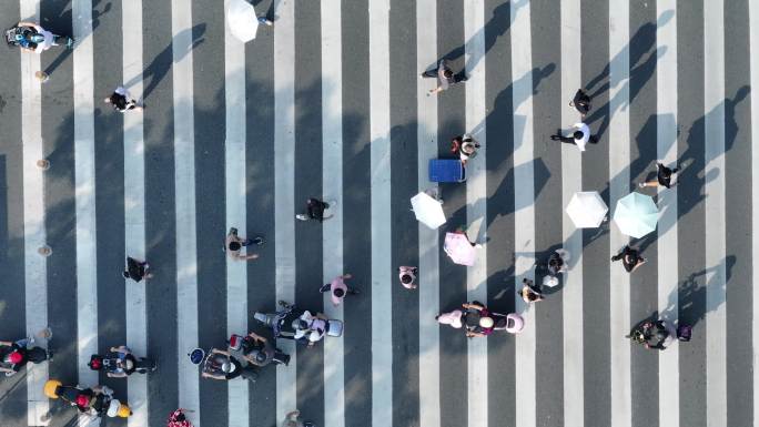 人行道斑马线过马路