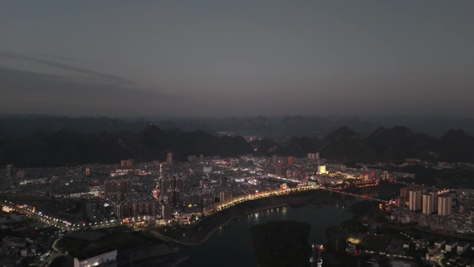 实拍黄昏下的大化县城