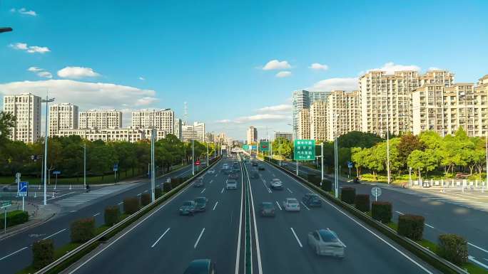 1阳光明媚下的南通通京大道