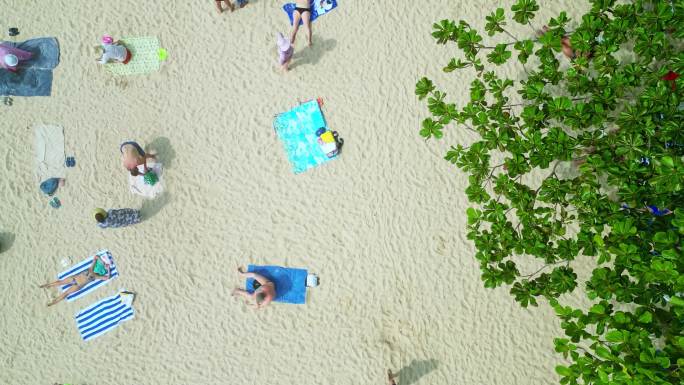 海南三亚大东海冬季沙滩海岸线上度假的游客