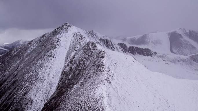 青海祁连山达坂山雪山航拍