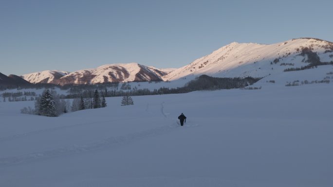 新疆禾木航拍雪景雪山森林冰雪覆盖