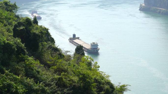 船舶行驶在风光秀丽的长江三峡西陵峡