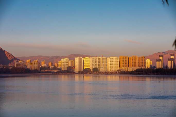 循化撒拉族自治县黄河水面城市日出延时摄影