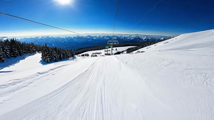 穿越机航拍滑雪场和滑道  滑雪视角