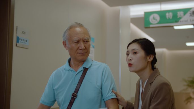 医院陪诊师陪护老人体检 01