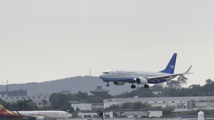 厦门航空飞机降落，落地厦门机场