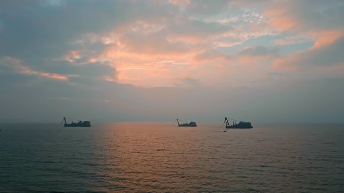 渔船挖沙船快艇海面朝霞晚霞