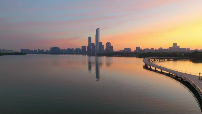 清晨日出朝霞苏州工业园区金鸡湖栈桥风景