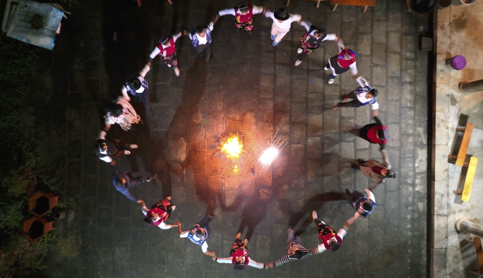 少数民族载歌载舞庆祝新年 篝火晚会 白族
