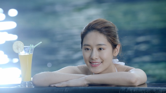 美女泳池享受悠闲时光房地产素材美好生活