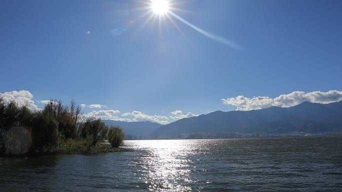 阳光照射下的洱海湖面波光粼粼