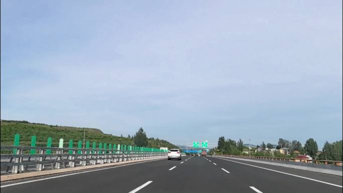 行驶在高速公路上行驶第一视角行车记录
