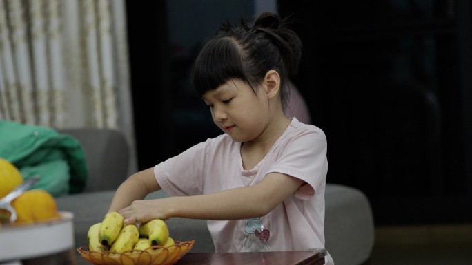 小女孩吃水果合集