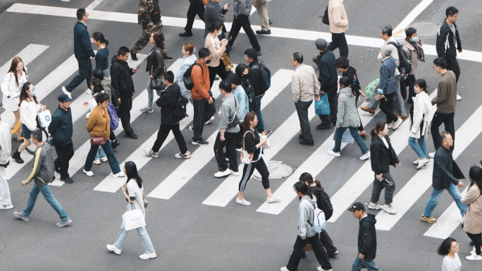 都市人群人流十字路口斑马线脚步