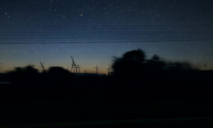 13款夜晚行驶的列车窗外景色