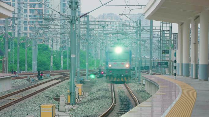 火车进站-旅客下车-火车站台