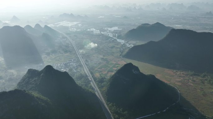 秋天清晨阳光下桂林山谷中穿行的高速公路