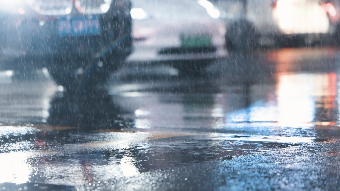 雨夜车流城市夜晚街道上海下雨