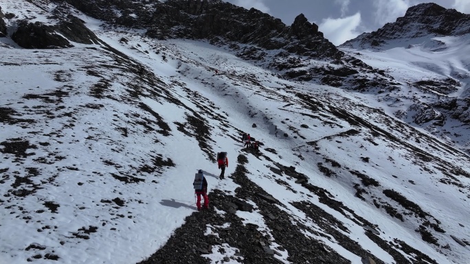 航拍攀登岷山山脉主峰雪宝顶雪山的登山队