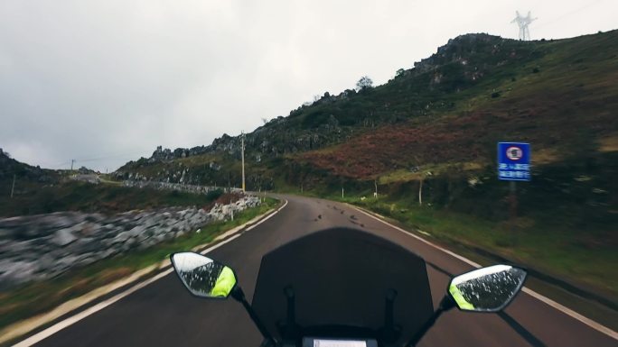 第一人称视觉骑着摩托车在道路上行驶