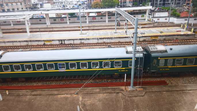 绿皮火车停靠车站