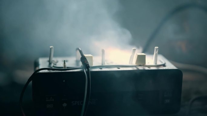 插排冒烟漏电电路短路损坏