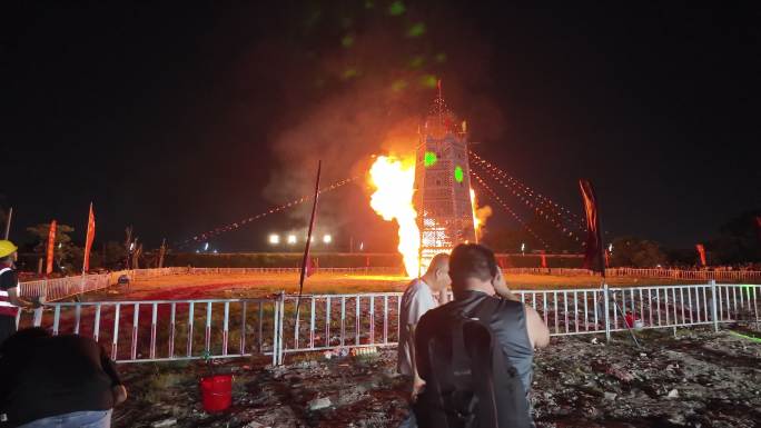 中国广东省汕头市龙湖华埠村中秋烧塔