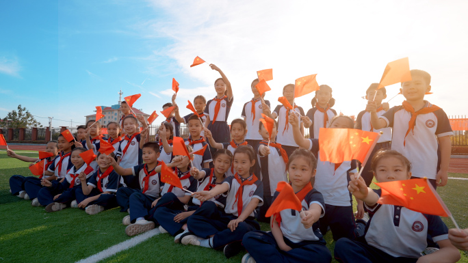 国庆小学生奔跑挥小国旗 扔纸飞机升旗敬礼