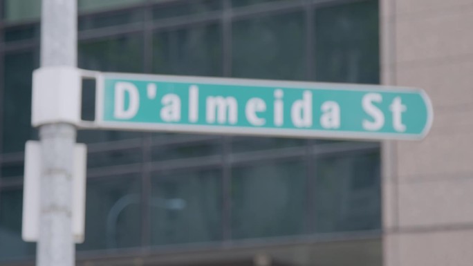 芝加哥D'almeida街的街道标志，背景是现代建筑。