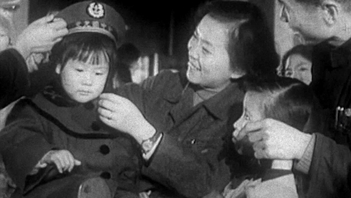 50年代市民逛商场购物百货公司物价下跌