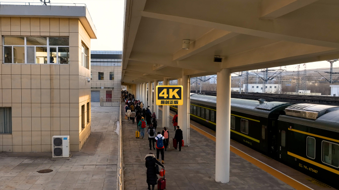 春运回家过年火车到站旅客出站