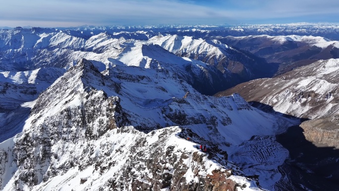 航拍岷山山脉雪宝顶雪山山脊上的登山队