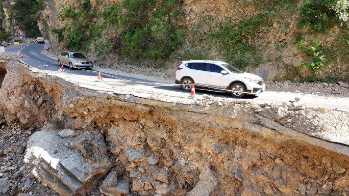 洪水过后道路严重受损
