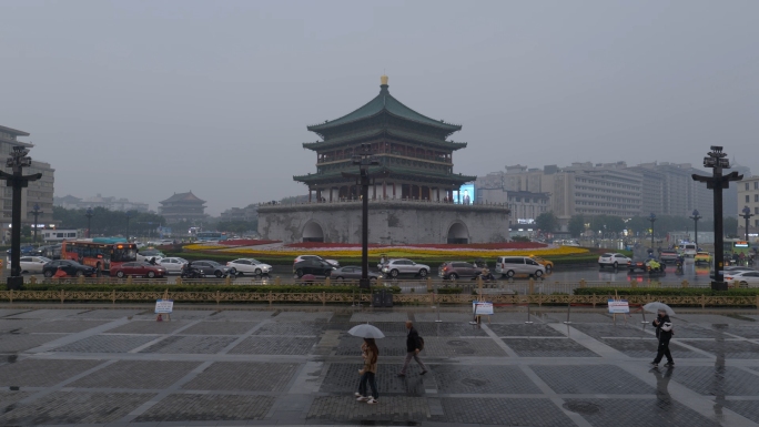 雨雾中的西安钟楼